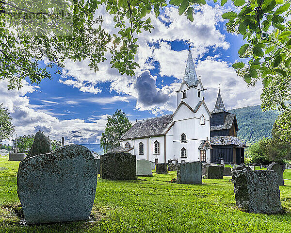 Norwegen  Viken  Torpo  Friedhofsgrabsteine ??mit ländlicher Kirche im Hintergrund