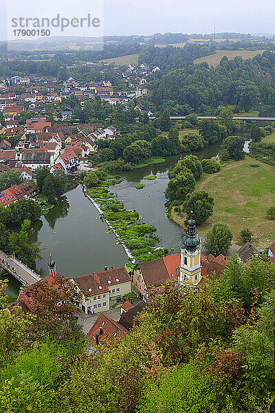 Deutschland  Bayern  Kallmünz  Blick auf eine kleine Stadt am Ufer der Naab im Frühherbst