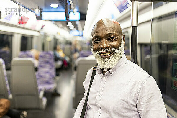 Lächelnder älterer Pendler in der U-Bahn