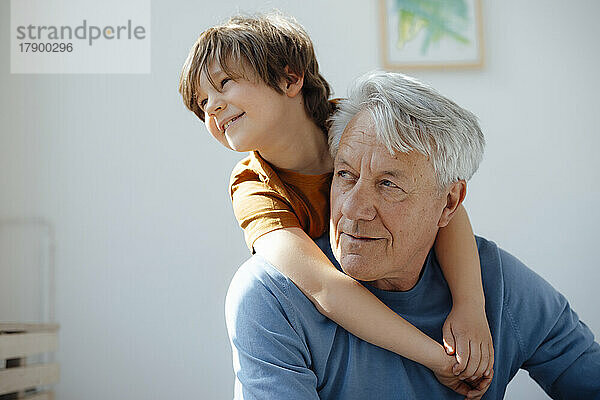 Älterer Mann mit süßem Enkel zu Hause