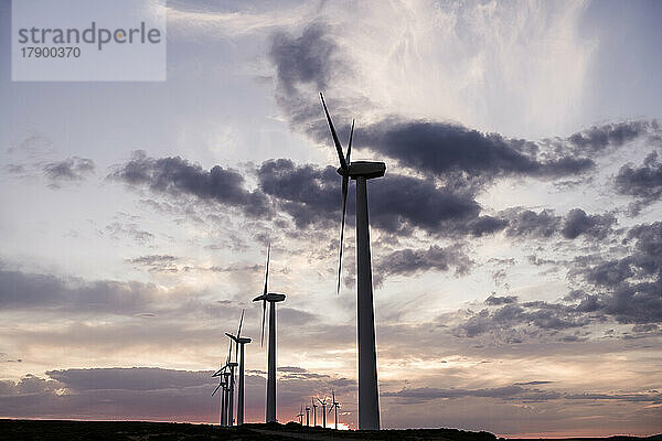 Windkraftanlagen vor dem Sonnenuntergangshimmel