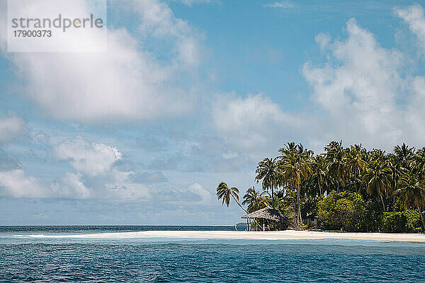 Malediven  Kolhumadulu Atoll  Wolken über dem Strand einer tropischen Insel