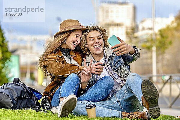 Glückliches Touristenpaar  das im Park ein Selfie mit dem Smartphone macht