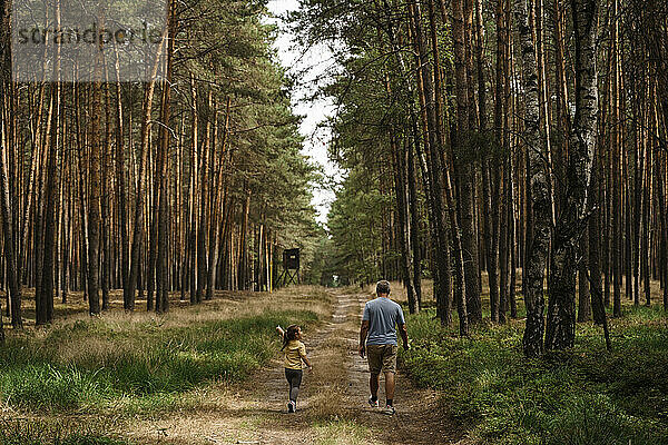 Mädchen mit reifem Mann beim Wandern im Wald