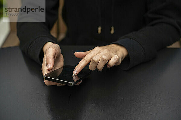 Hände einer Frau  die ihr Smartphone benutzt