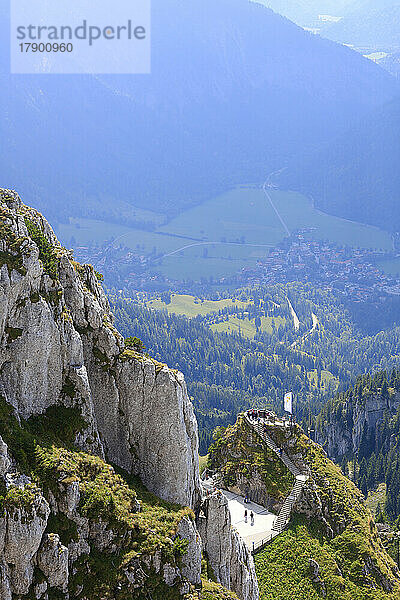 Deutschland  Bayern  Aussichtspunkt und entferntes Dorf vom Wendelstein aus gesehen