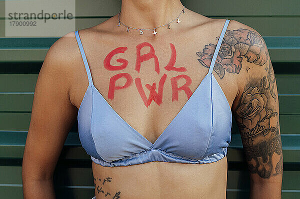 Frau mit Girl-Power-Text auf der Brust