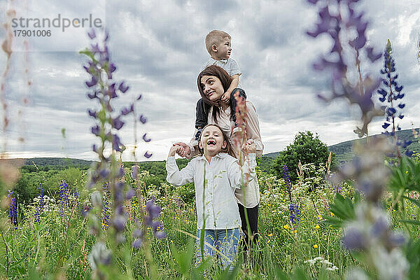 Frau mit Tochter und Sohn auf der Wildblumenwiese