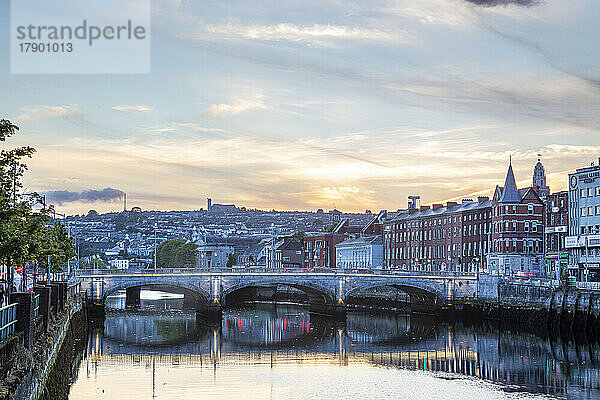 Irland  Munster  Cork  Blick auf die St. Patrick's Bridge  die sich bei Sonnenuntergang über den Fluss Lee erstreckt