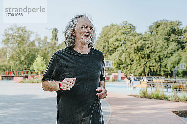Älterer Mann joggt im Park