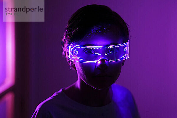 Mädchen trägt beleuchtete Augmented-Reality-Brille