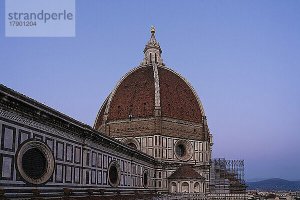Italien  Toskana  Florenz  Kuppel der Kathedrale von Florenz in der Abenddämmerung