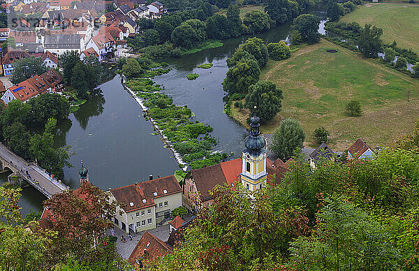 Deutschland  Bayern  Kallmünz  Blick auf eine kleine Stadt am Ufer der Naab im Frühherbst