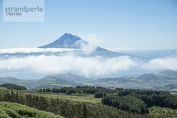 Portugal  Azoren  malerischer Blick auf den in Wolken gehüllten Berg Pico