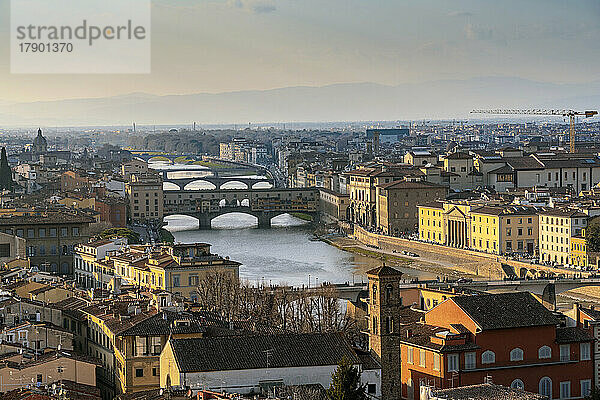 Italien  Toskana  Florenz  Fluss Arno und umliegende Gebäude