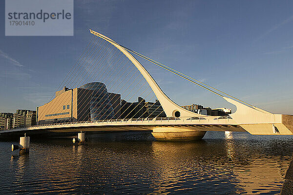 Irland  Leinster  Dublin  Samuel Beckett Bridge in der Abenddämmerung
