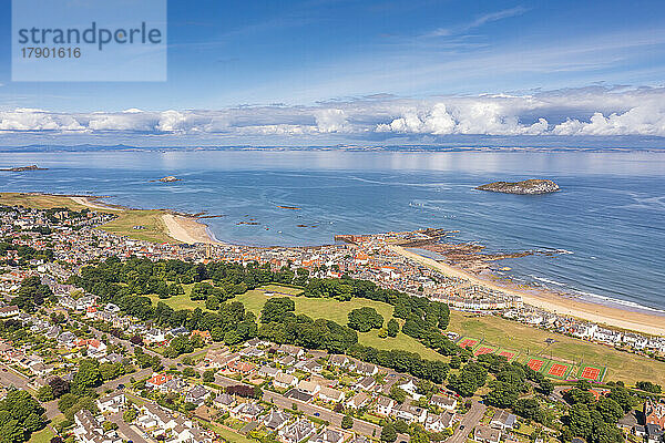 Großbritannien  Schottland  North Berwick  Luftaufnahme der Küstenstadt im Sommer mit Park in der Mitte