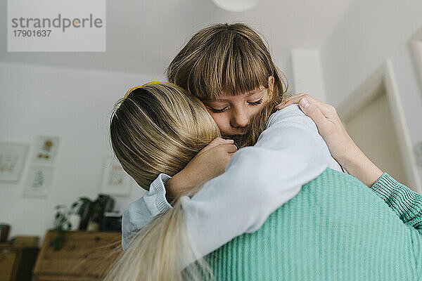 Depressive Tochter umarmt Mutter zu Hause