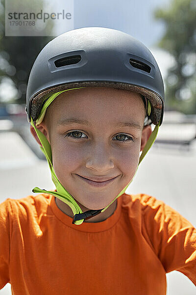 Lächelnder Junge mit Fahrradhelm