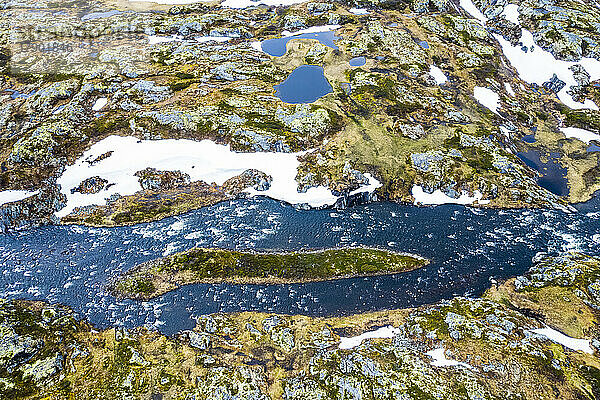 Norwegen  Vestland  Drohnenansicht des Flusses Vakavadjuvet  der durch das Hardangervidda-Plateau fließt