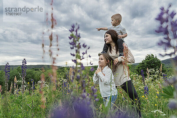 Mutter und Kinder auf der Blumenwiese