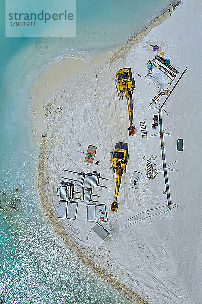 Malediven  Luftaufnahme einer Baustelle am Rande eines Sandstrandes