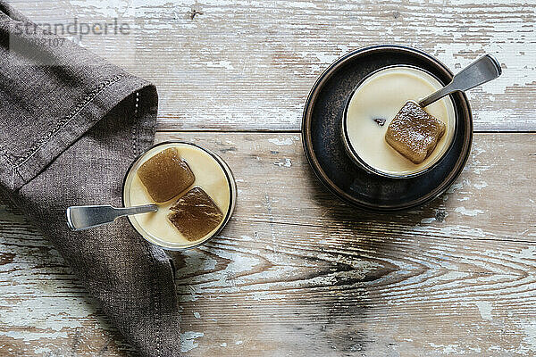 Zwei Gläser veganer Eiskaffee mit Hafermilch