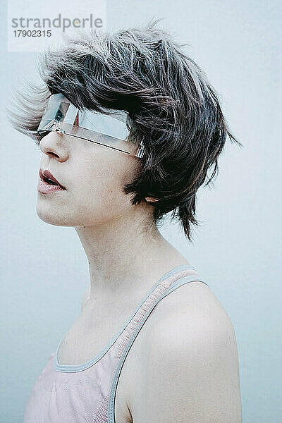 Frau mit futuristischer Brille vor weißem Hintergrund