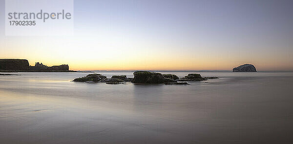 Großbritannien  Schottland  Langzeitbelichtung des Firth of Forth bei Sonnenuntergang mit Bass Rock im Hintergrund