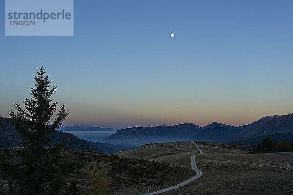 Italien  Trentino-Südtirol  Passo Rolle im nebligen Morgengrauen