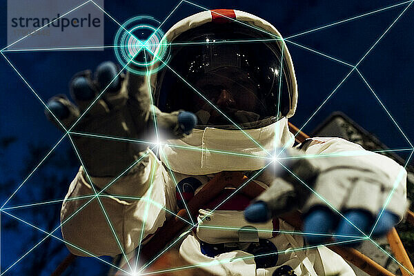 Astronaut berührt transparenten Bildschirm