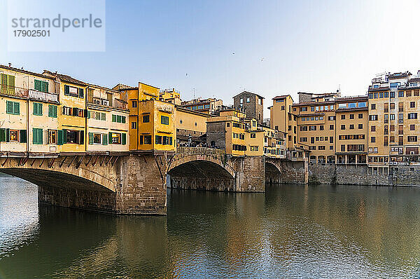 Italien  Toskana  Florenz  Ponte Vecchio mit Wohngebäuden im Hintergrund