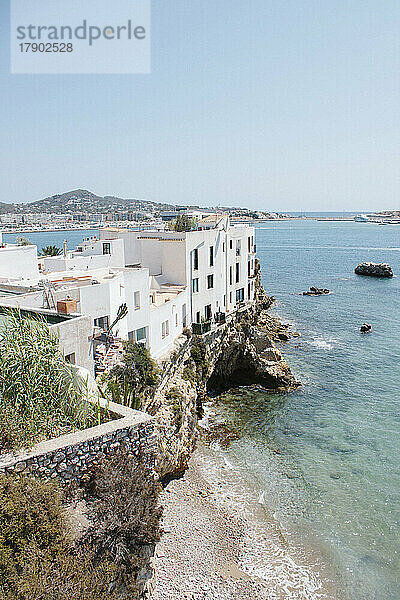 Spanien  Balearen  Ibiza  Küstenhäuser im Sommer