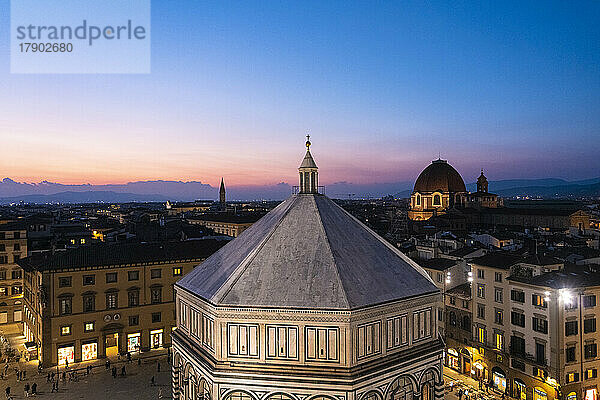 Italien  Toskana  Florenz  Kuppel des Baptisteriums des Heiligen Johannes in der Abenddämmerung