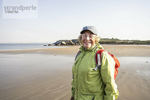 Glückliche ältere Frau im Urlaub am Strand