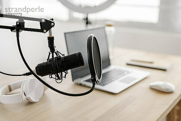 Mikrofon mit Popfilter im Heimbüro