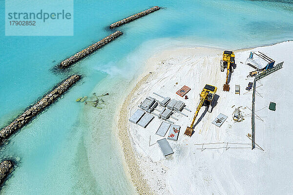 Malediven  Luftaufnahme einer Baustelle am Rande eines Sandstrandes