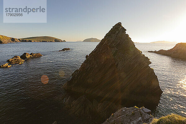 Irland  County Kerry  Blick auf den Stack Rock in der Nähe von Dunquin Harbour bei Sonnenuntergang