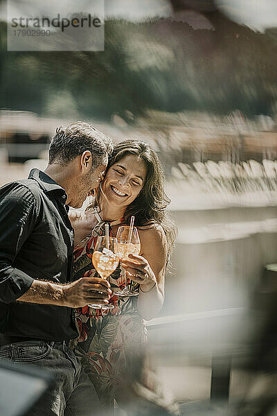 Glückliches romantisches Paar genießt es bei Getränken