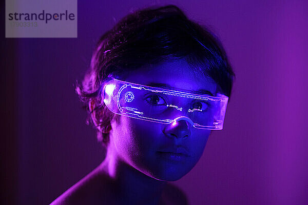 Mädchen mit futuristischer Brille vor violettem Hintergrund