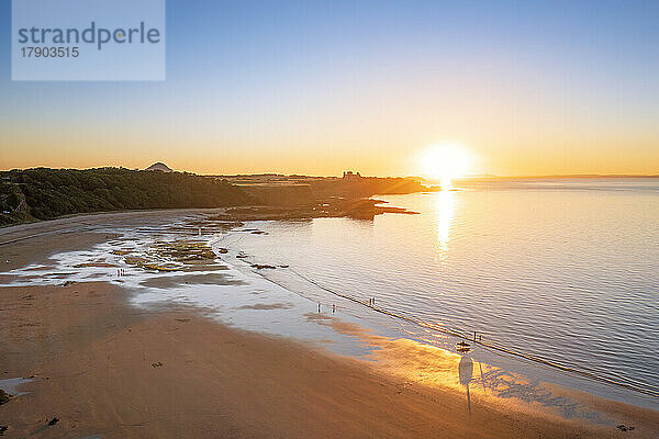 Großbritannien  Schottland  North Berwick  Luftaufnahme des Seacliff Beach bei Sonnenuntergang