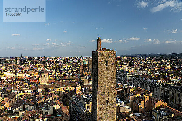 Italien  Emilia-Romagna  Bologna  Blick auf die historische Altstadt mit hohem mittelalterlichen Turm im Vordergrund