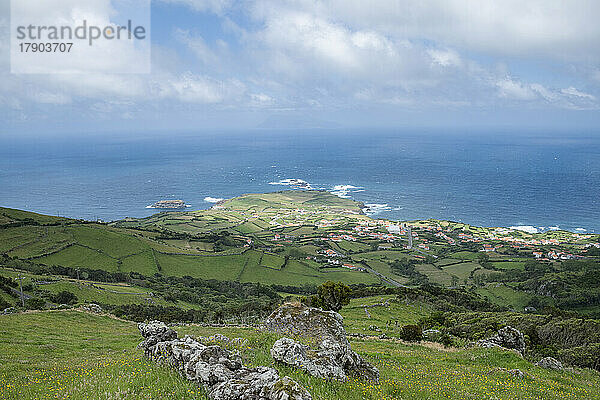 Malerische Aussicht auf Landschaft und Meer unter bewölktem Himmel  Ponta Delgada  Insel Flores  Azoren  Portugal
