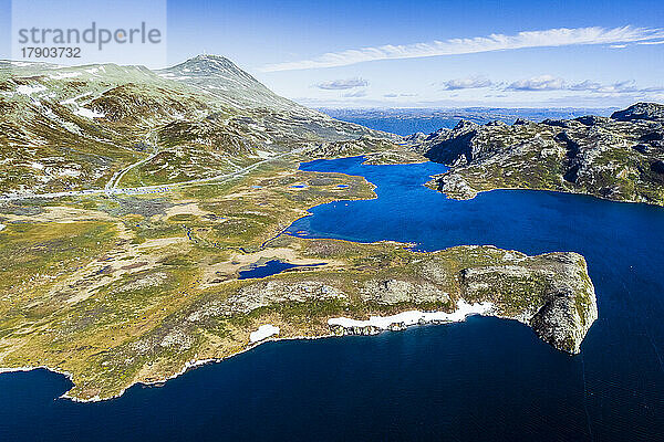 Norwegen  Vestfold und Telemark  Drohnenansicht des Heddersvatn-Sees und der umliegenden Berge