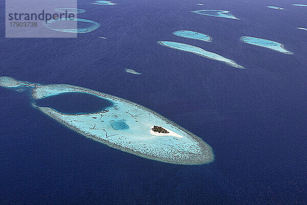 Malediven  Kolhumadulu Atoll  Luftaufnahme einer kleinen Insel im Indischen Ozean