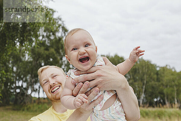 Glückliche Tochter genießt mit Vater im Park