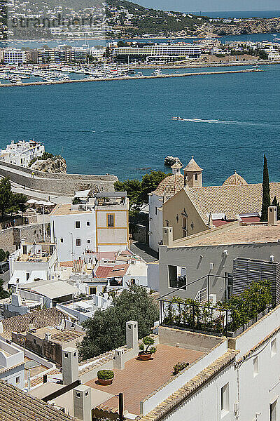Spanien  Balearen  Ibiza  Häuser einer Küstenstadt im Sommer