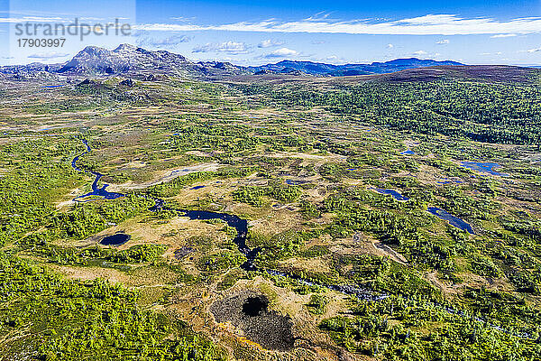 Norwegen  Vestfold und Telemark  Drohnenansicht des malerischen Plateaus im Heddersfjell-Gebirge