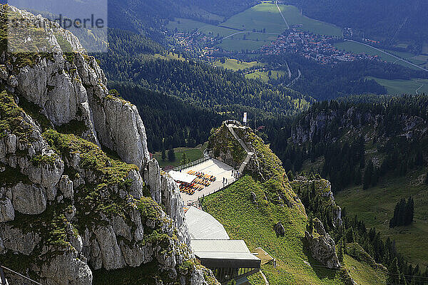 Deutschland  Bayern  Aussichtspunkt und entferntes Dorf vom Wendelstein aus gesehen