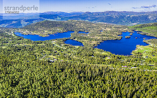 Norwegen  Vestfold og Telemark  Tuddal  Drohnenansicht eines Dorfes in den skandinavischen Bergen